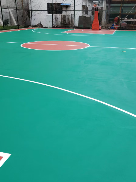 仁和 球场长期使用易出现地面开裂